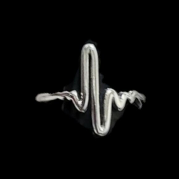Silver adjustable heartbeat ring - Picture 1 of 4